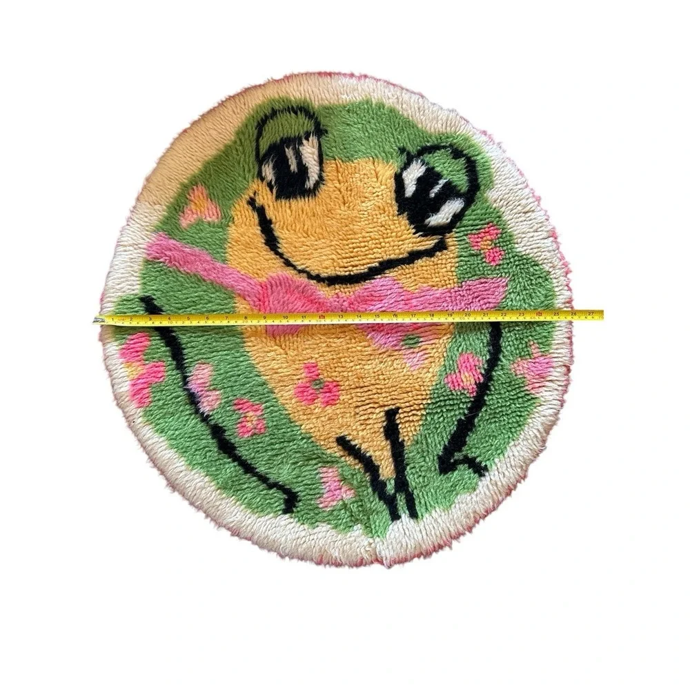 Handmade Tufted Frog Flower round rug vintage